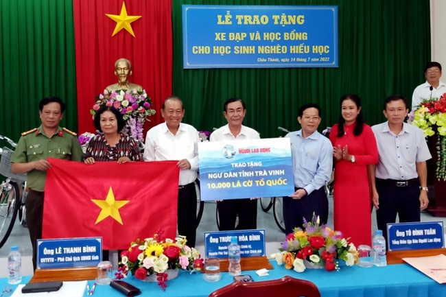 Nguyên Phó Thủ tướng Trương Hòa Bình tặng suất học bổng học sinh vượt khó và 10.000 lá cờ Tổ quốc cho ngư dân Trà Vinh (14/7/2022)
